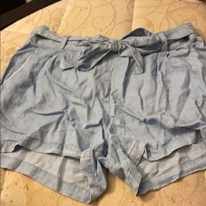 light wash flowey shorts, tie in front